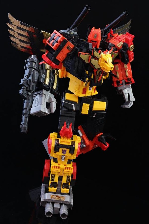 Power Of The Primes Predaking Titan Class Figure In Hand Photos Of Predacons And CombinerPower Of The Primes Predaking Titan Class Figure In Hand Photos Of Predacons And Combiner 27 (27 of 33)